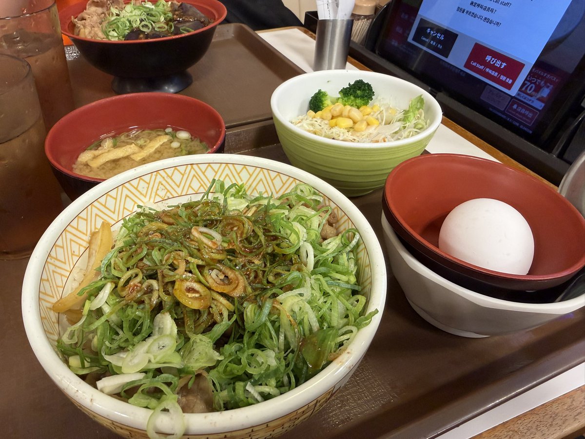 slotcast's tweet photo. ¥63,000のねぎ玉牛丼。
奥には¥76,000の麻婆茄子牛丼。 https://t.co/QC5mC8tSd6