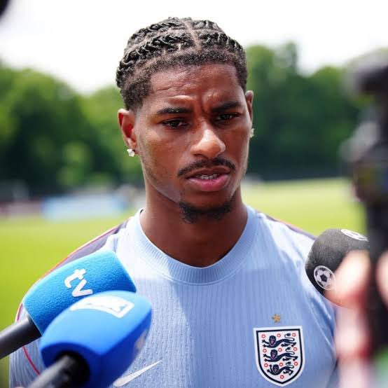 viznyprince's tweet photo. 🚨JUST IN: Marcus Rashford is expected to return to Manchester United training next week after being granted an extended break following the 2026 FIFA World Cup, where he reached the latter stages with England

Rashford has spent around three weeks on holiday, in line with the additional rest often given to players involved deep into major international tournaments. 
He is expected to rejoin the squad while Manchester United continue their pre-season preparations in the Republic of Ireland. 
Rashford will return alongside Kobbie Mainoo and Lisandro Martínez, who also featured in the latter stages of the World Cup and were given extra time off 
His first opportunity to feature could come against AC Milan on 15 August, although the Leeds United fixture on 12 August may arrive too soon depending on his fitness and training load
 A return to training also means Rashford will have the chance to impress Michael Carrick and compete for his place, especially after recent reports suggesting he is now more likely to remain at Old Trafford unless a significant transfer offer materialises.

- @UtdDistrict 
#MUFC