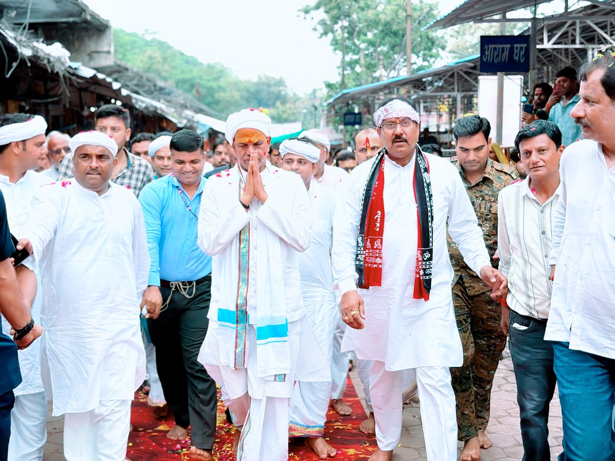 MLARajeshShukla's tweet photo. आज पावन श्री जटाशंकर धाम में आयोजित शिवार्चन एवं भंडारा कार्यक्रम परम पूज्य, अनंत विभूषित श्री श्री 1008 श्री रावतपुरा सरकार रविशंकर जी महाराज के पावन आगमन से आध्यात्मिक ऊर्जा और भक्ति से अनुप्राणित हो उठा।

गुरुदेव के पावन सान्निध्य एवं दिव्य आशीर्वचनों का सौभाग्य प्राप्त हुआ। https://t.co/67fKtiX1G8