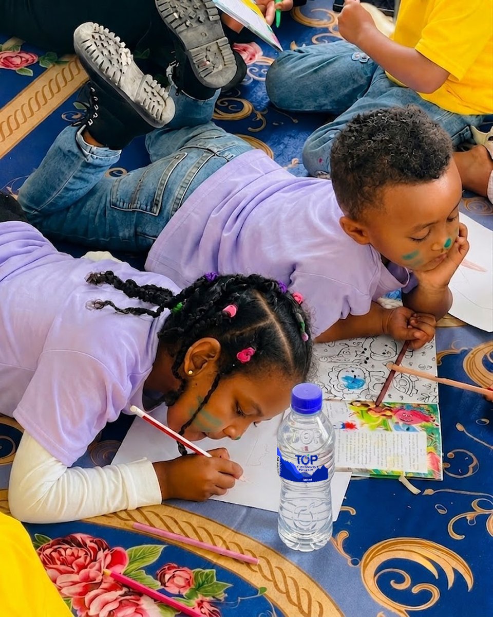 Topwatereth's tweet photo. የወደፊቶቹ አርቲስቶች፤ የጥራት አምባሳደር በሆነው ቶፕ ውሃ ታጅበው!😍
.
#Bottled_water_in_ethiopia #Topwater #BeyondPurity #TopwaterInEthiopia #water_in_ethiopia https://t.co/tCx6Lz4k7Z
