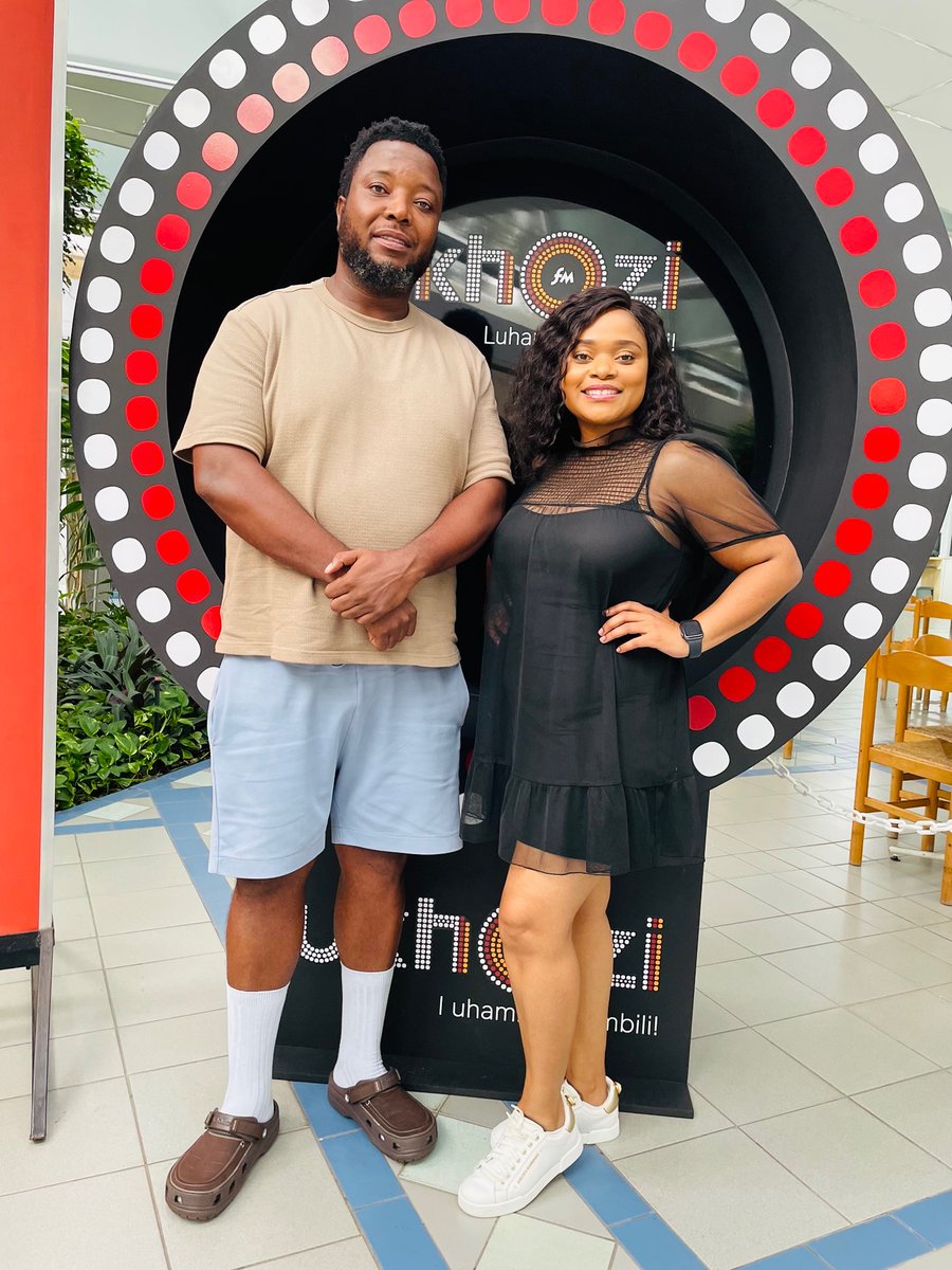 ukhozi_fm's tweet photo. Selifikile ithimba lantambama!

Uhleli no-@Tshatha_Ngobe , @Sthandwa_Nzuza, @mkhaba_m  kanye no- @NokwandaTema kusukela ngo-15h00 -18h00

#UkhoziFMWNB #UkhoziFM https://t.co/86PJqGBq6w