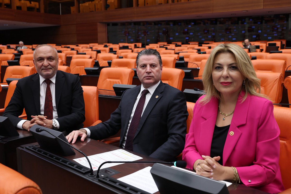 melih_meric's tweet photo. POLİS, memur değildir. Devletin güvenlik hattıdır.

Zorunlu tayini vardır, silah taşır, hayatı risk altındadır. Bayramı, tatili,gece-gündüzü yoktur. Senelik izni dışında hiçbir hakkı doğru düzgün tanınmaz. Her sokakta görev, her köşe başında risk. Ama söz konusu maaş olduğunda, yok sayılan yine polis olur.

Soruyoruz:

Günde 12 saat çalışan polisin emeği neden görmezden geliniyor?

Zorunlu angarya görevlendirmeler neden hâlâ sistematik hale geldi?

Yıpranma hakkı neden sadece kâğıt üzerinde kaldı?

Fazla görev varsa, fazla ücret de olmak zorunda!Fazla risk varsa, fazla sosyal hak da verilmek zorunda! Bu ülkenin güvenliği fedakârlıkla değil; adaletli ücret politikasıyla sağlanır. @EmniyetBirlik
#PolisinHakkıTeslimEdilsin