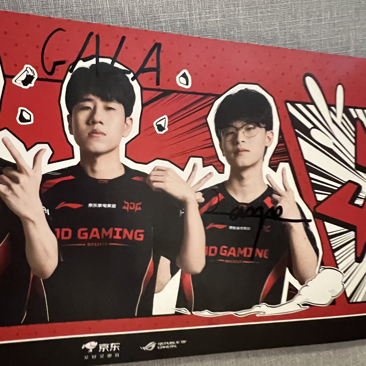 crazyisourgame's tweet photo. 갈뱀한테 싸인 받았는데 슬로건인 이유
: 정말 두시간 자고 아침부터 베이징 와서 3꽉 보느라 포카 찾을 체력이 없었음 ( •︠ ֊ •︡ ) https://t.co/kwraFIMxS0