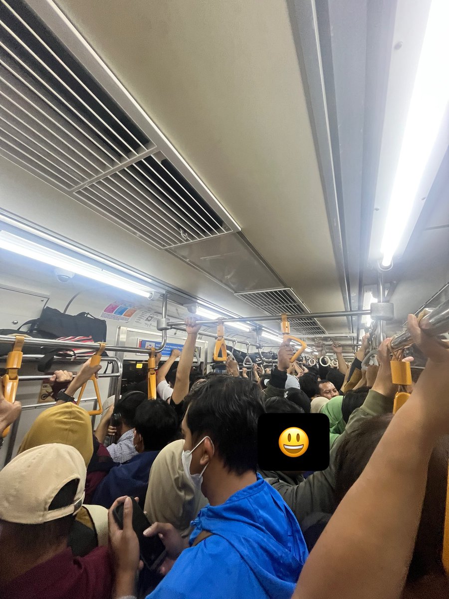sesilicat's tweet photo. Sehat sehat tulang punggung keluarga yang merangkap menjadi tulang punggung negara 🦵💪 https://t.co/UbgXAs7nlw
