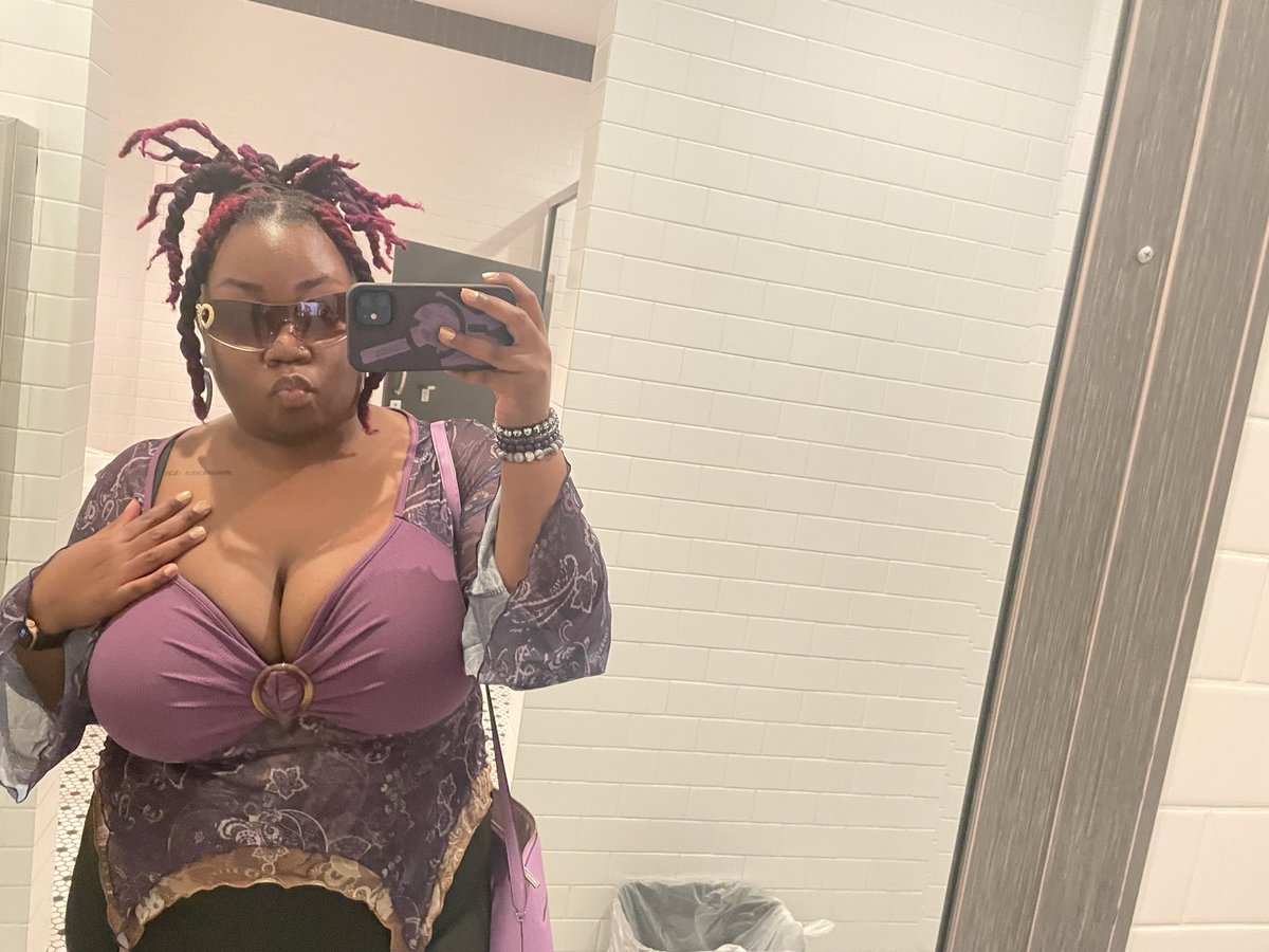 vJazmyn_'s tweet photo. Failed date but at least I looked cute 🙂‍↕️💜 https://t.co/s0YElziluy