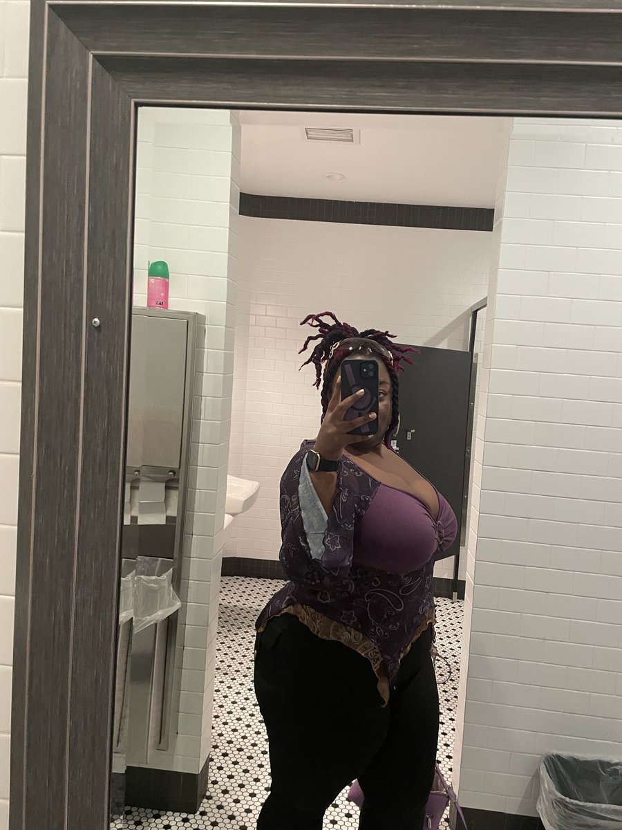 vJazmyn_'s tweet photo. Failed date but at least I looked cute 🙂‍↕️💜 https://t.co/s0YElziluy