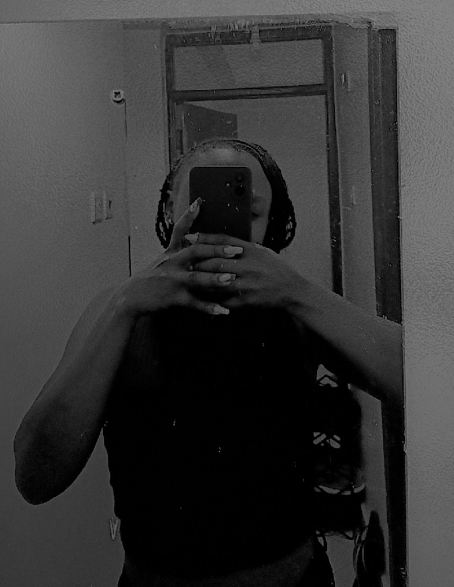 aderline254_'s tweet photo. Mirror  selfies mimi nakaa kanyanye kweli 😂😂😂😂 https://t.co/ISvZzaMXOE