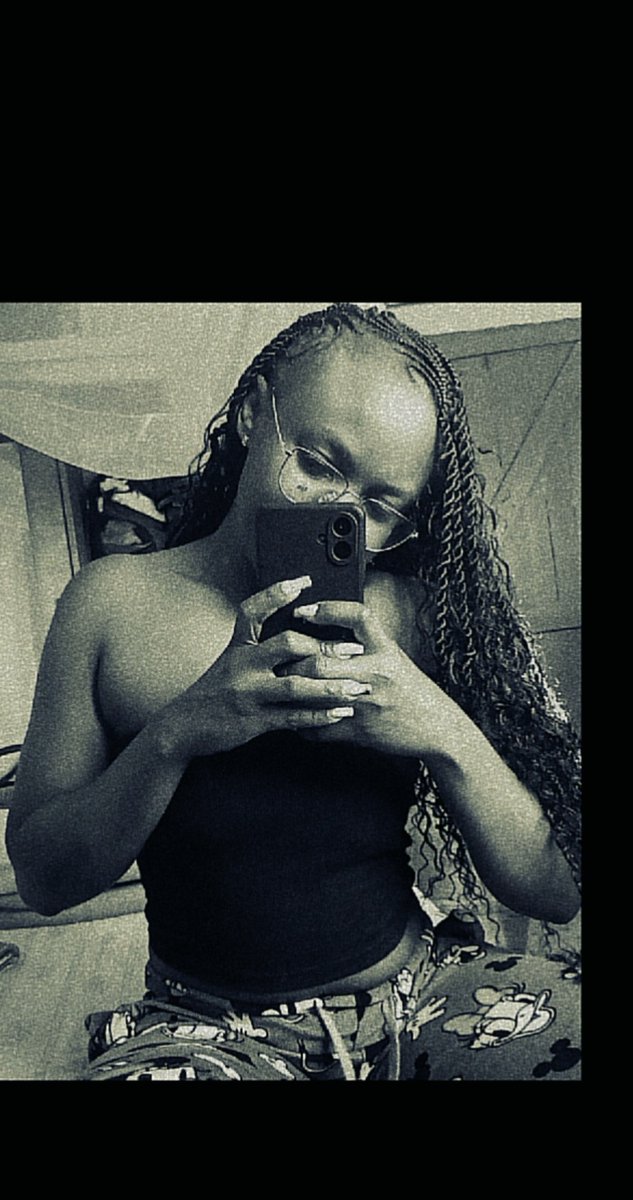 aderline254_'s tweet photo. Mirror  selfies mimi nakaa kanyanye kweli 😂😂😂😂 https://t.co/ISvZzaMXOE