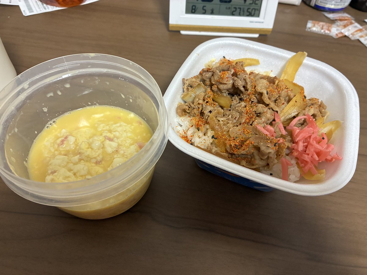 maenowatari's tweet photo. 退勤して夜ご飯
すき家ありがてえ😭
今週終わったら夏休みなので、無理なく頑張ります🔥 https://t.co/AT5IjYFdvf
