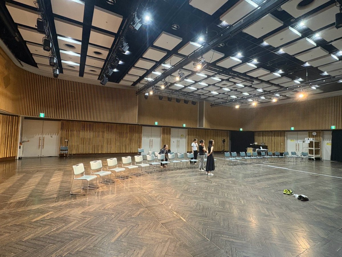 UnitSoRavcv0's tweet photo. ホールの下見と打ち合わせの様子です👀

ホールを縦に使うか横に使うかで、永遠と迷い、、、😕
さて、どちらになったでしょう！笑

照明と舞台監督をお願いした方にも沢山アドバイスをいただいて、ありがたかったです✨

本番まであと1週間少し頑張ります💪 https://t.co/lJ5D8rVSGV