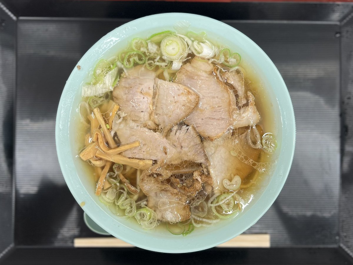 chakudon's tweet photo. 新橋ニューともちんラーメン 五反田駅前店@五反田
中華そば。飲み帰りに〆。立ち食い形式。あっさりながら浅くはなく、ノス感ありつつオリジナルのこれぞちゃん系スープ。油の加減もいいよね。うまい。ツルシコな麺もいいよな〜。チャーシューもデフォでそこそこ入っていてコスパ良し。 https://t.co/w0rOuYjPkj