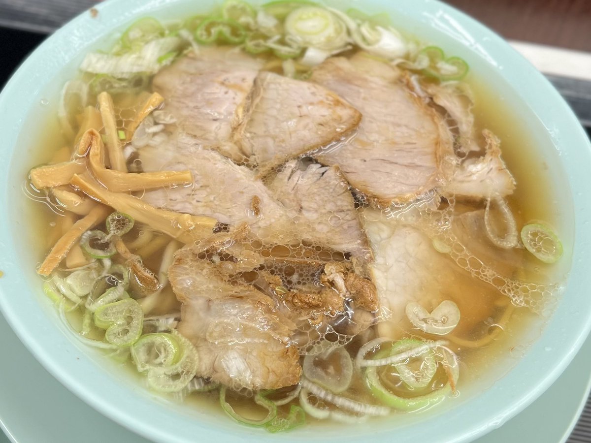 chakudon's tweet photo. 新橋ニューともちんラーメン 五反田駅前店@五反田
中華そば。飲み帰りに〆。立ち食い形式。あっさりながら浅くはなく、ノス感ありつつオリジナルのこれぞちゃん系スープ。油の加減もいいよね。うまい。ツルシコな麺もいいよな〜。チャーシューもデフォでそこそこ入っていてコスパ良し。 https://t.co/w0rOuYjPkj