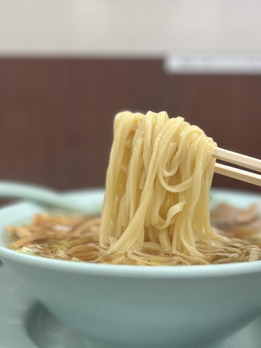 chakudon's tweet photo. 新橋ニューともちんラーメン 五反田駅前店@五反田
中華そば。飲み帰りに〆。立ち食い形式。あっさりながら浅くはなく、ノス感ありつつオリジナルのこれぞちゃん系スープ。油の加減もいいよね。うまい。ツルシコな麺もいいよな〜。チャーシューもデフォでそこそこ入っていてコスパ良し。 https://t.co/w0rOuYjPkj