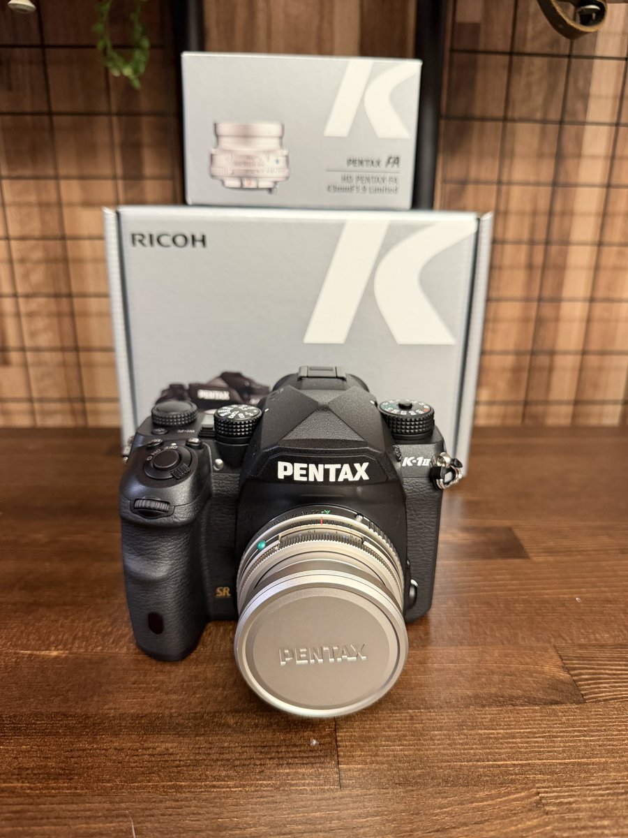 SnowRex95's tweet photo. 2日前に奇跡的にPENTAX K-1 mkⅡの在庫がある瞬間を目撃してしまったので、覚悟を決めてお迎えすることにしました。2台のJ limitedと共に楽しもう。FA43mmは残念ながら新品が無く中古で購入した。これでHD Limitedレンズもコンプリート。 https://t.co/k8UGwSSbsM
