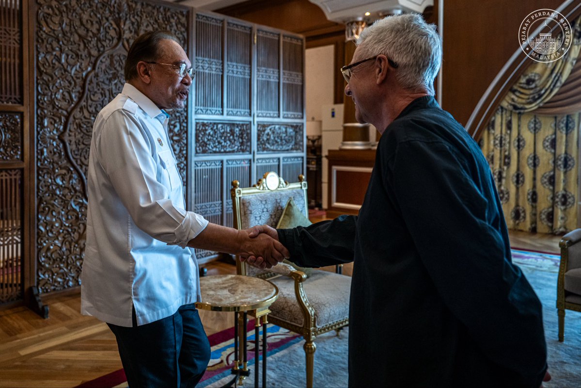 anwaribrahim's tweet photo. Mengadakan pertemuan dengan Pengarah Eksekutif Grand Prix Singapura, Michael Roche, bagi meneliti pengalaman dan amalan terbaik Singapura dalam memastikan Formula 1 Gulf Air Bahrain Grand Prix di Litar Antarabangsa Sepang dianjurkan dengan cemerlang Oktober depan.

Penganjuran bertaraf dunia ini diyakini mampu membawa limpahan ekonomi yang besar menerusi peningkatan pelancongan, peluang pekerjaan, aktiviti perniagaan serta mengukuhkan keyakinan pelabur, sekali gus menyemarakkan Tahun Melawat Malaysia 2026.

Insya-Allah, kita komited memastikan penganjuran ini bukan sahaja memenuhi piawaian antarabangsa, malah mengukuhkan kedudukan Malaysia sebagai hab sukan permotoran serantau serta membawa manfaat yang meluas kepada rakyat dan ekonomi negara.

#MalaysiaMADANI
#MADANIbekerja
#RancakkanMADANI