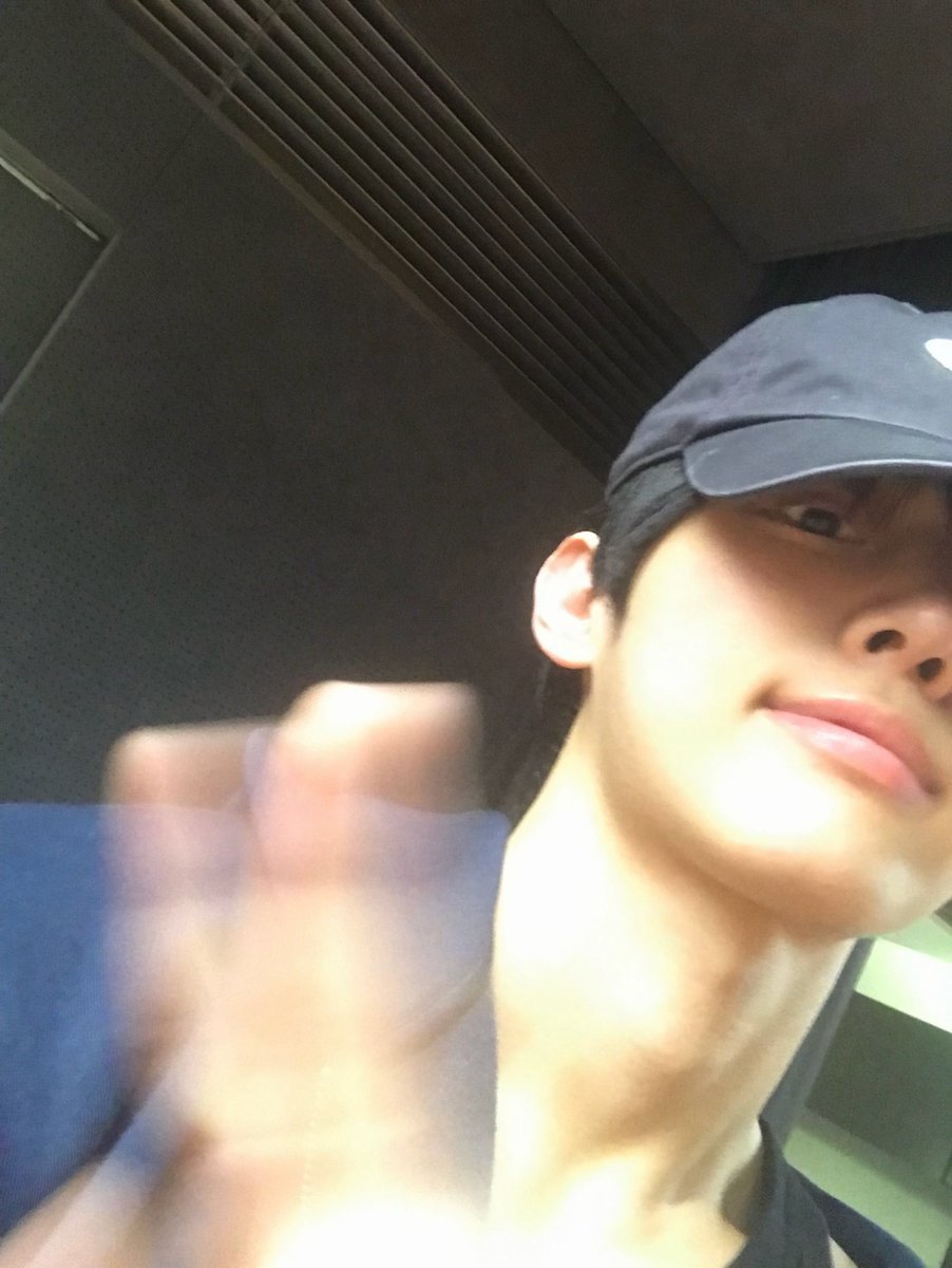 IDID_starship's tweet photo. [🌠] #장용훈_DID
습해서 안 나갈래

#IDID #아이딧 
#JANGYONGHOON #장용훈 https://t.co/QeLnBjwElf