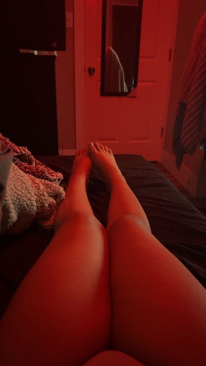nanamiskittycat's tweet photo. The most perfect legs… go ahead and worship them

#findom #nsfwtwtًً #footfetish https://t.co/TpcejSRLKo