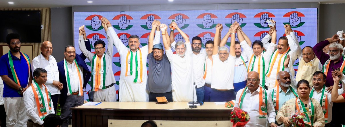 AdvRajendraPal's tweet photo. आज कांग्रेस परिवार को एक बड़ी वैचारिक और सामाजिक मजबूती मिली।

देश के विभिन्न क्षेत्रों में महत्वपूर्ण एवं जिम्मेदार पदों पर अपनी सेवाएँ दे चुके तथा सामाजिक न्याय, संविधान और जनहित की लड़ाई को आगे बढ़ाने के संकल्प के साथ चौधरी खुशीराम (Retd. IAS), बी.पी. अशोक (Ex-IPS), सुदेश कुमार (Ex-DGP), सुनील कुमार वर्मा (Ex-PCS, उत्तर प्रदेश), डॉ. अनूप कुमार (अंबेडकर पॉलिटिकल एंड सोशल एक्टिविस्ट - BSP), एडवोकेट मयंक कुमार, एडवोकेट श्री यादव, रोहित झाकर (किसान नेता), वकार चौधरी (BSP नेता एवं पूर्व लोकसभा प्रत्याशी), विक्रांत गौतम (Retd. RTO Officer), सचिन (देश बचाओ आंदोलन), मोहित, डॉ. कृष्ण स्वरूप, आर.के. मेस्सी, राजेंद्र प्रसाद, अमित कुमार, सावित्री गौतम (राष्ट्रीय सचिव, राष्ट्रीय लोकदल) एवं अरुण बांसवाल ने आज अपने सैकड़ों समर्थकों के साथ भारतीय राष्ट्रीय कांग्रेस की सदस्यता ग्रहण की।

इसी क्रम में समाज विकास क्रांति पार्टी ने भी भारतीय राष्ट्रीय कांग्रेस को अपना समर्थन देने की घोषणा की। 
पार्टी के राष्ट्रीय अध्यक्ष एवं संस्थापक अशोक सिंह जी के नेतृत्व में देशभर में लाखों की संख्या में सदस्यों का यह संगठन सामाजिक न्याय, संविधान की रक्षा और जनहित के मुद्दों पर कांग्रेस के साथ कंधे से कंधा मिलाकर चलने का संकल्प लेकर आगे बढ़ा है।

सभी साथियों का कांग्रेस परिवार में हार्दिक स्वागत एवं अभिनंदन।

आपका अनुभव, संघर्ष और समर्पण सामाजिक न्याय, संविधान की रक्षा और देशहित की इस लड़ाई को नई ऊर्जा, नई दिशा और नई मजबूती प्रदान करेगा।