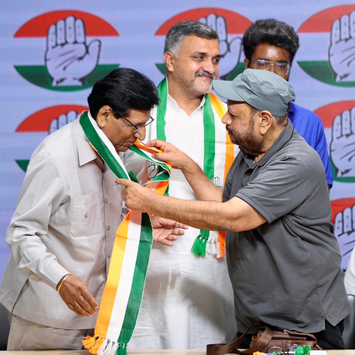 AdvRajendraPal's tweet photo. आज कांग्रेस परिवार को एक बड़ी वैचारिक और सामाजिक मजबूती मिली।

देश के विभिन्न क्षेत्रों में महत्वपूर्ण एवं जिम्मेदार पदों पर अपनी सेवाएँ दे चुके तथा सामाजिक न्याय, संविधान और जनहित की लड़ाई को आगे बढ़ाने के संकल्प के साथ चौधरी खुशीराम (Retd. IAS), बी.पी. अशोक (Ex-IPS), सुदेश कुमार (Ex-DGP), सुनील कुमार वर्मा (Ex-PCS, उत्तर प्रदेश), डॉ. अनूप कुमार (अंबेडकर पॉलिटिकल एंड सोशल एक्टिविस्ट - BSP), एडवोकेट मयंक कुमार, एडवोकेट श्री यादव, रोहित झाकर (किसान नेता), वकार चौधरी (BSP नेता एवं पूर्व लोकसभा प्रत्याशी), विक्रांत गौतम (Retd. RTO Officer), सचिन (देश बचाओ आंदोलन), मोहित, डॉ. कृष्ण स्वरूप, आर.के. मेस्सी, राजेंद्र प्रसाद, अमित कुमार, सावित्री गौतम (राष्ट्रीय सचिव, राष्ट्रीय लोकदल) एवं अरुण बांसवाल ने आज अपने सैकड़ों समर्थकों के साथ भारतीय राष्ट्रीय कांग्रेस की सदस्यता ग्रहण की।

इसी क्रम में समाज विकास क्रांति पार्टी ने भी भारतीय राष्ट्रीय कांग्रेस को अपना समर्थन देने की घोषणा की। 
पार्टी के राष्ट्रीय अध्यक्ष एवं संस्थापक अशोक सिंह जी के नेतृत्व में देशभर में लाखों की संख्या में सदस्यों का यह संगठन सामाजिक न्याय, संविधान की रक्षा और जनहित के मुद्दों पर कांग्रेस के साथ कंधे से कंधा मिलाकर चलने का संकल्प लेकर आगे बढ़ा है।

सभी साथियों का कांग्रेस परिवार में हार्दिक स्वागत एवं अभिनंदन।

आपका अनुभव, संघर्ष और समर्पण सामाजिक न्याय, संविधान की रक्षा और देशहित की इस लड़ाई को नई ऊर्जा, नई दिशा और नई मजबूती प्रदान करेगा।