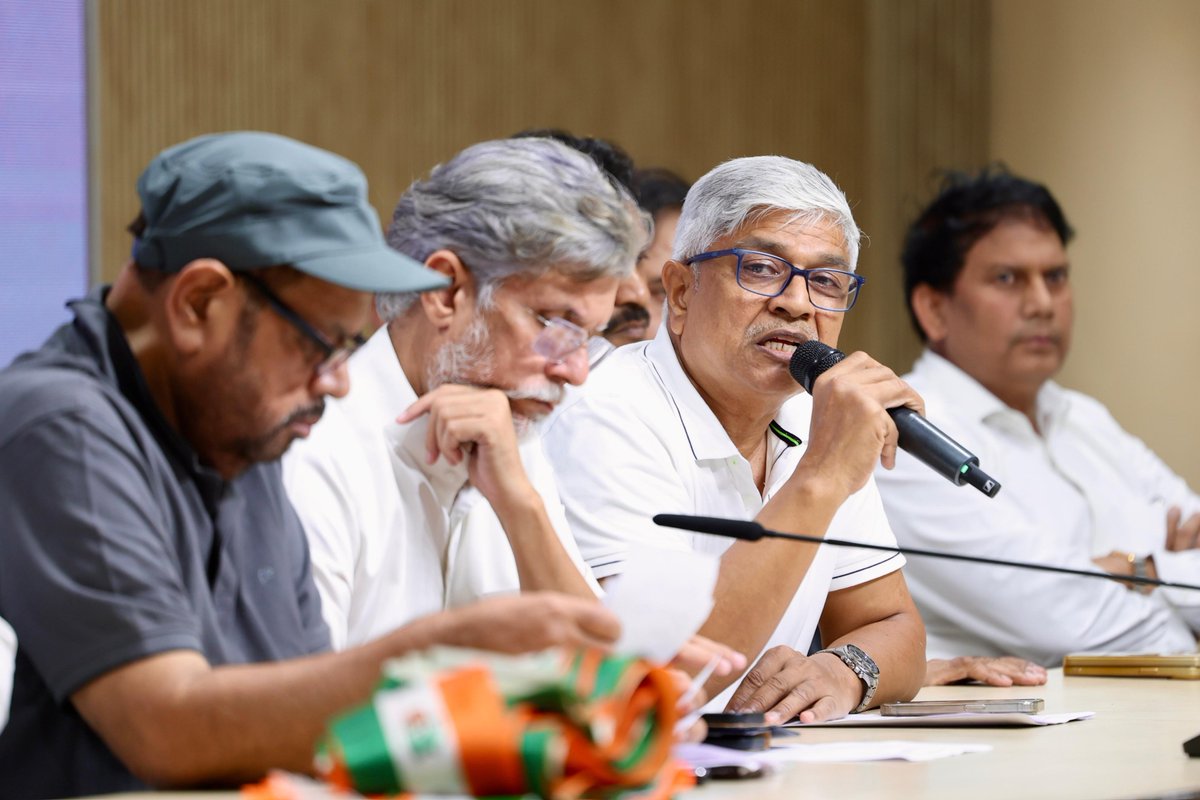AdvRajendraPal's tweet photo. आज कांग्रेस परिवार को एक बड़ी वैचारिक और सामाजिक मजबूती मिली।

देश के विभिन्न क्षेत्रों में महत्वपूर्ण एवं जिम्मेदार पदों पर अपनी सेवाएँ दे चुके तथा सामाजिक न्याय, संविधान और जनहित की लड़ाई को आगे बढ़ाने के संकल्प के साथ चौधरी खुशीराम (Retd. IAS), बी.पी. अशोक (Ex-IPS), सुदेश कुमार (Ex-DGP), सुनील कुमार वर्मा (Ex-PCS, उत्तर प्रदेश), डॉ. अनूप कुमार (अंबेडकर पॉलिटिकल एंड सोशल एक्टिविस्ट - BSP), एडवोकेट मयंक कुमार, एडवोकेट श्री यादव, रोहित झाकर (किसान नेता), वकार चौधरी (BSP नेता एवं पूर्व लोकसभा प्रत्याशी), विक्रांत गौतम (Retd. RTO Officer), सचिन (देश बचाओ आंदोलन), मोहित, डॉ. कृष्ण स्वरूप, आर.के. मेस्सी, राजेंद्र प्रसाद, अमित कुमार, सावित्री गौतम (राष्ट्रीय सचिव, राष्ट्रीय लोकदल) एवं अरुण बांसवाल ने आज अपने सैकड़ों समर्थकों के साथ भारतीय राष्ट्रीय कांग्रेस की सदस्यता ग्रहण की।

इसी क्रम में समाज विकास क्रांति पार्टी ने भी भारतीय राष्ट्रीय कांग्रेस को अपना समर्थन देने की घोषणा की। 
पार्टी के राष्ट्रीय अध्यक्ष एवं संस्थापक अशोक सिंह जी के नेतृत्व में देशभर में लाखों की संख्या में सदस्यों का यह संगठन सामाजिक न्याय, संविधान की रक्षा और जनहित के मुद्दों पर कांग्रेस के साथ कंधे से कंधा मिलाकर चलने का संकल्प लेकर आगे बढ़ा है।

सभी साथियों का कांग्रेस परिवार में हार्दिक स्वागत एवं अभिनंदन।

आपका अनुभव, संघर्ष और समर्पण सामाजिक न्याय, संविधान की रक्षा और देशहित की इस लड़ाई को नई ऊर्जा, नई दिशा और नई मजबूती प्रदान करेगा।