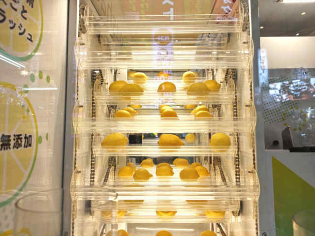 Japanese vending machine sells freshly squeezed #lemon #juice with