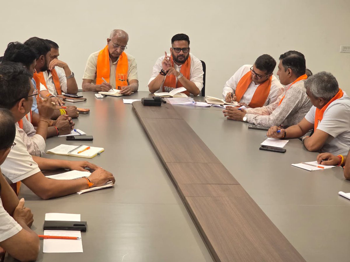 DrRutvij's tweet photo. આજે વડોદરા ખાતે સાવલી, પાદરા, વાઘોડિયા, કરજણ નગરપાલિકાના મુખ્ય પદાધિકારીઓ સાથે બેઠક યોજી સૌને સુશાસન, પારદર્શિતા, જનકેન્દ્રિત અભિગમ તથા વહીવટી કામગીરીને વધુ અસરકારક અને પરિણામલક્ષી બનાવવા માટે જરૂરી માર્ગદર્શન આપ્યું. (1/2) https://t.co/JoiDOK57xz