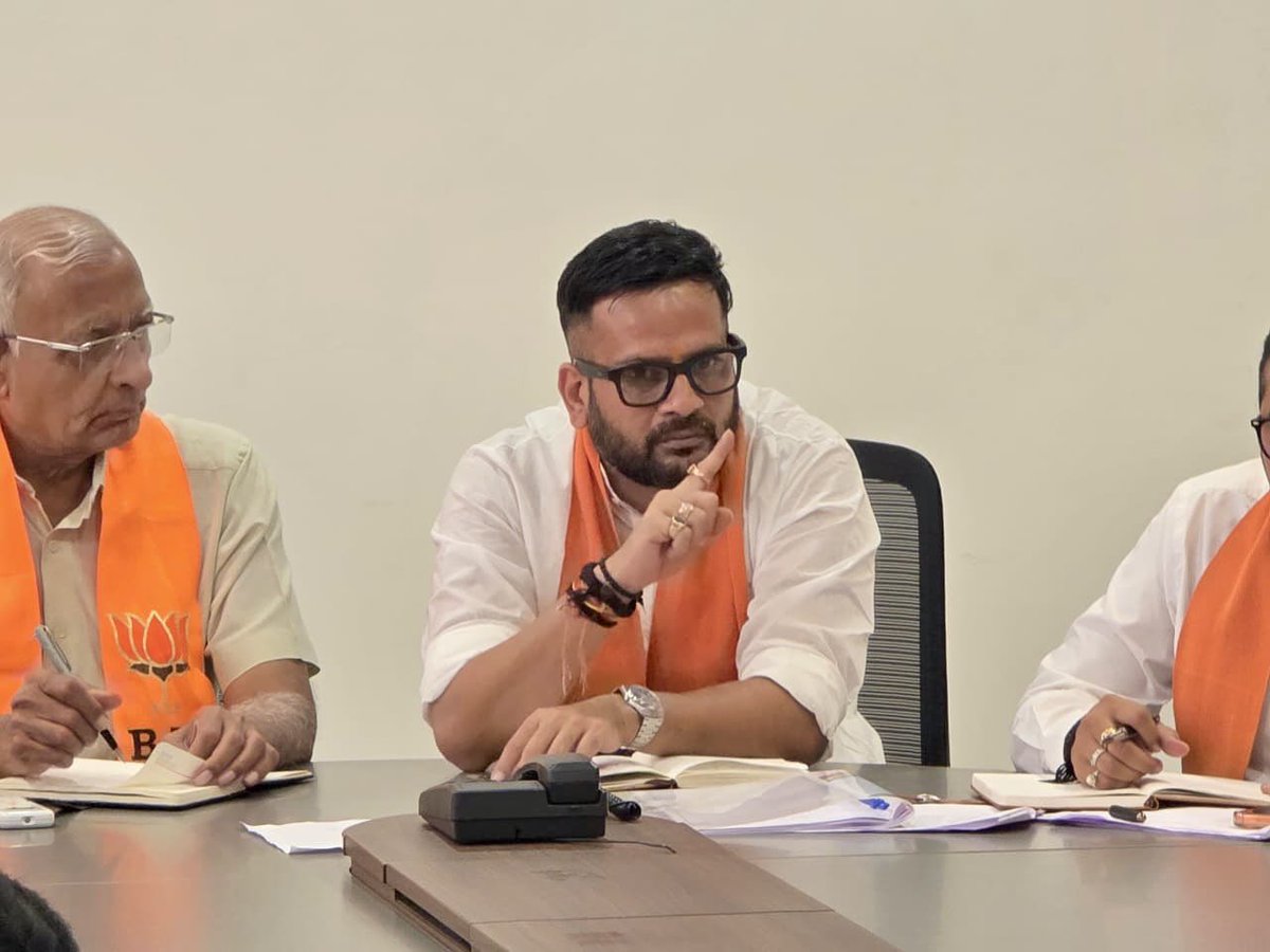 DrRutvij's tweet photo. આજે વડોદરા ખાતે સાવલી, પાદરા, વાઘોડિયા, કરજણ નગરપાલિકાના મુખ્ય પદાધિકારીઓ સાથે બેઠક યોજી સૌને સુશાસન, પારદર્શિતા, જનકેન્દ્રિત અભિગમ તથા વહીવટી કામગીરીને વધુ અસરકારક અને પરિણામલક્ષી બનાવવા માટે જરૂરી માર્ગદર્શન આપ્યું. (1/2) https://t.co/JoiDOK57xz