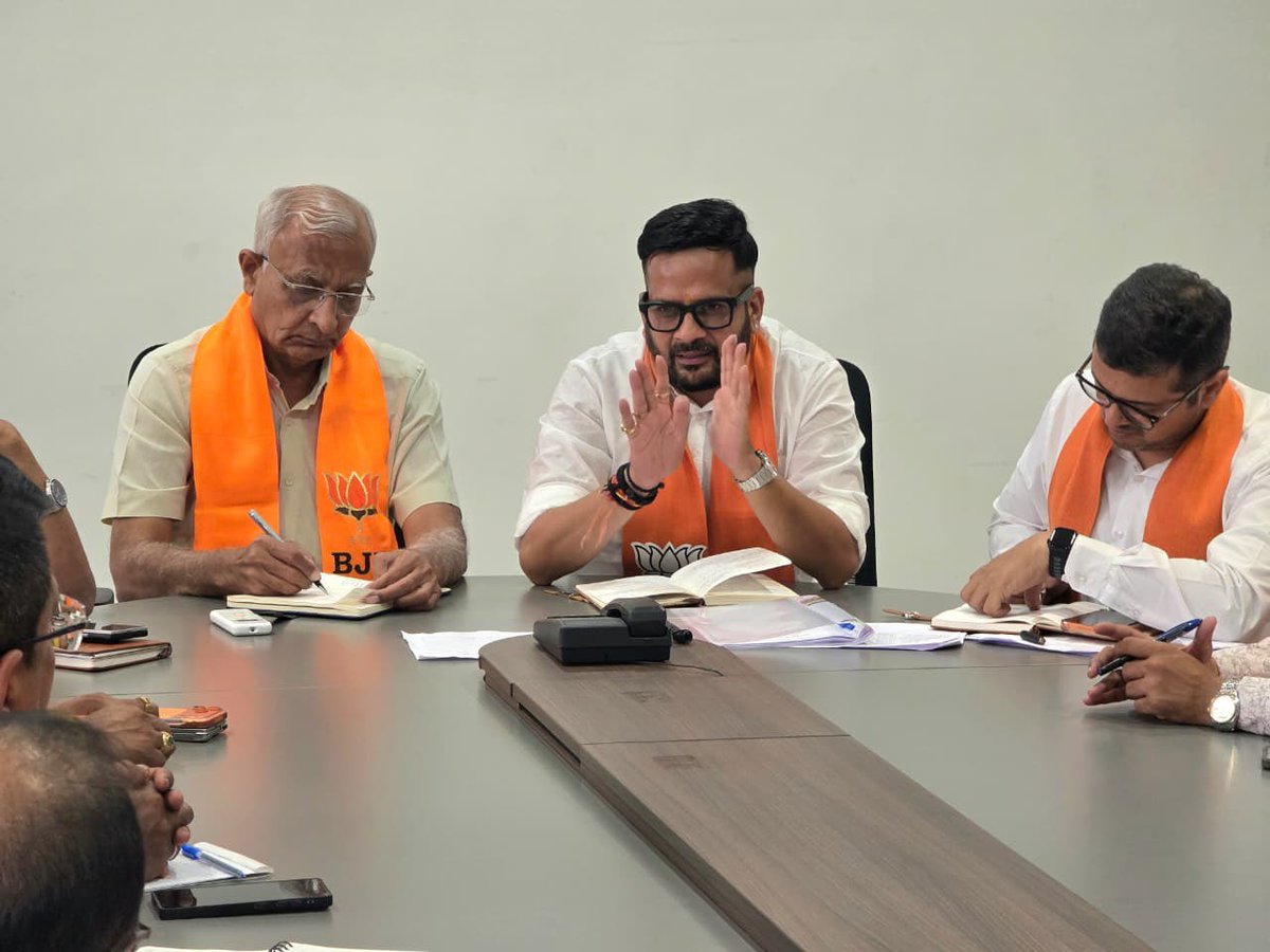 DrRutvij's tweet photo. આજે વડોદરા ખાતે સાવલી, પાદરા, વાઘોડિયા, કરજણ નગરપાલિકાના મુખ્ય પદાધિકારીઓ સાથે બેઠક યોજી સૌને સુશાસન, પારદર્શિતા, જનકેન્દ્રિત અભિગમ તથા વહીવટી કામગીરીને વધુ અસરકારક અને પરિણામલક્ષી બનાવવા માટે જરૂરી માર્ગદર્શન આપ્યું. (1/2) https://t.co/JoiDOK57xz