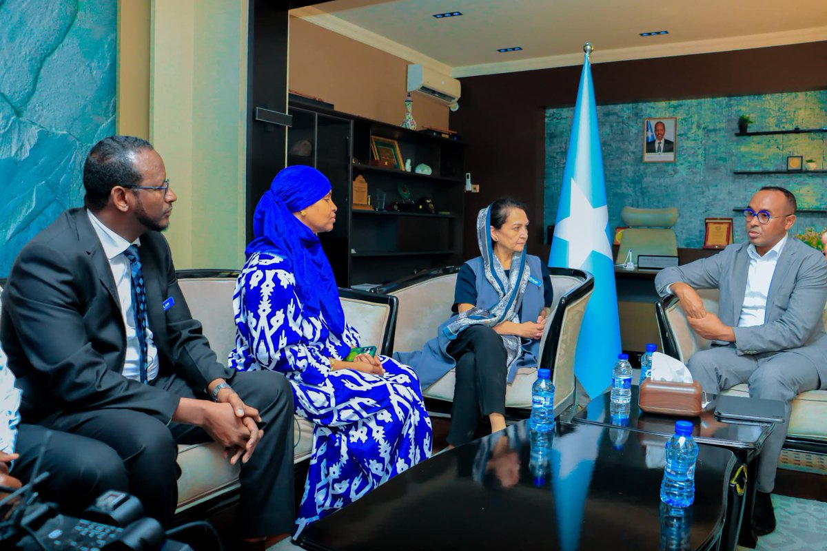 SONNALIVE's tweet photo. The Commissioner of @SoDMA_Somalia received Ms. @rghelani, CEO of @PlanGlobal, at the Headquarters to discuss #Somalia's humanitarian situation, including the continuing impact of drought, the anticipated risks associated with El Niño, and the potential threat of a desert locust outbreak following the rains.

The two sides reaffirmed the importance of strengthening cooperation on humanitarian response and disaster preparedness to better protect vulnerable communities across Somalia.

Commissioner @MahamuudMoallim emphasized that Somalia continues to face significant humanitarian needs and called on the international community to scale up support for the Somali people. 

Ms. Reena Ghelani noted that her recent visit to #Baidoa highlighted the urgent needs on the ground and stressed the importance of timely humanitarian assistance.