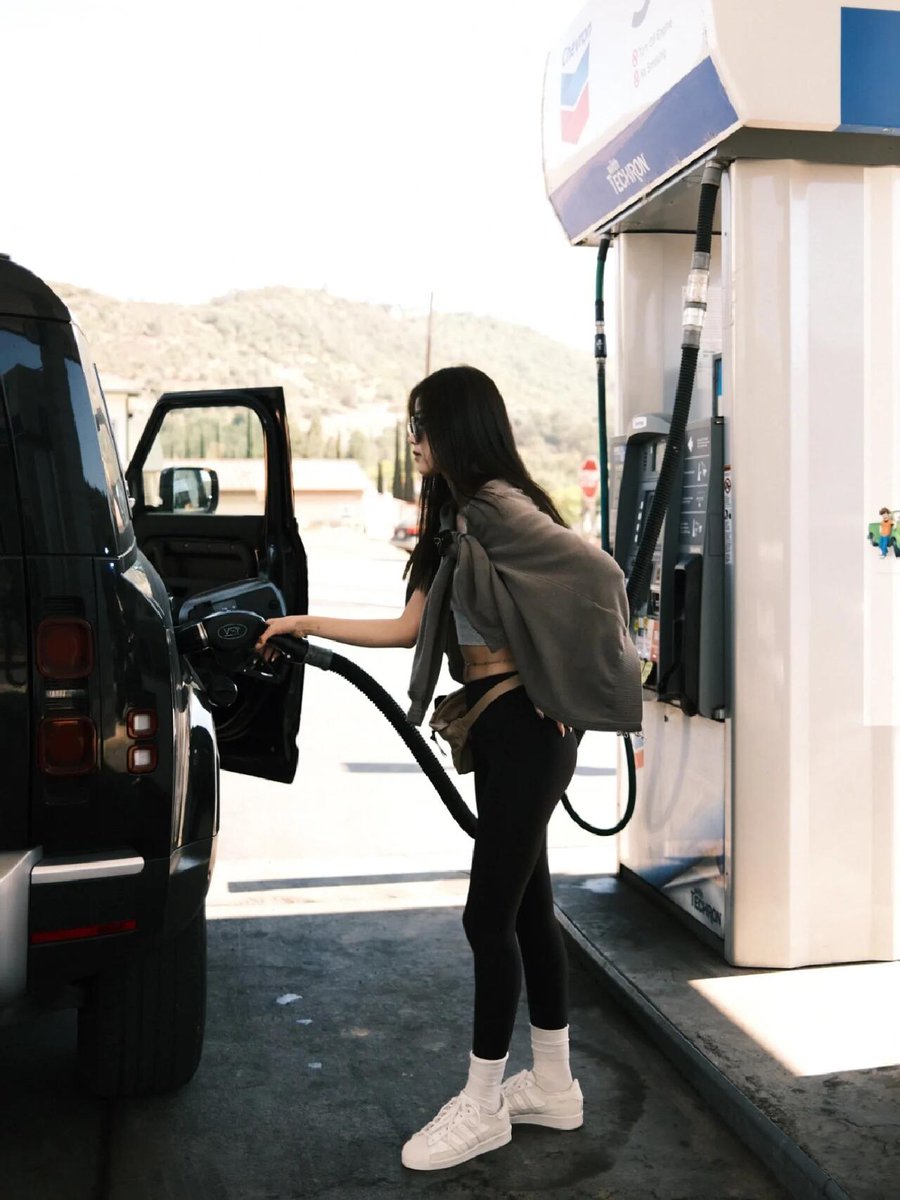Fresh_pizzaX's tweet photo. Fill up the tank and hit the road again. My bestie has become my personal photographer. https://t.co/1erMo2tQAk
