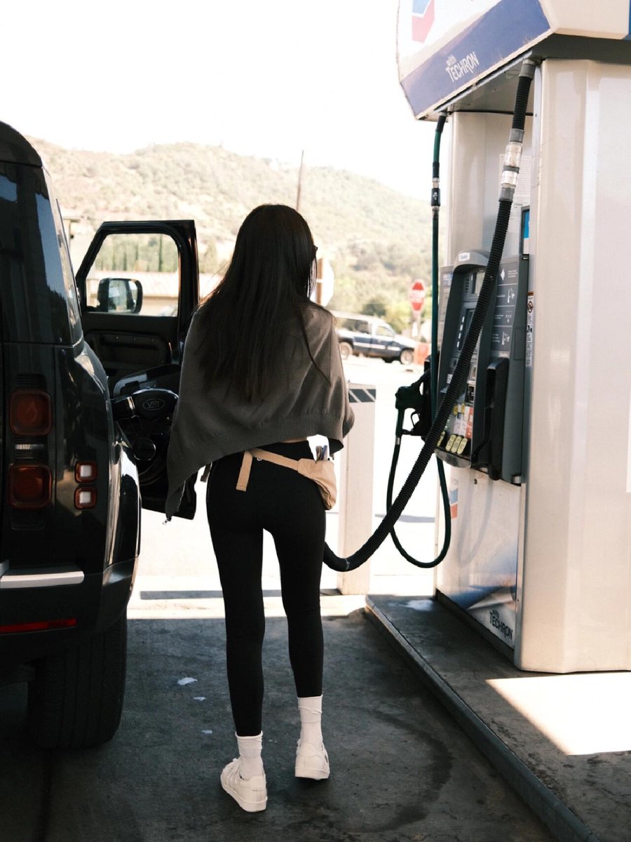 Fresh_pizzaX's tweet photo. Fill up the tank and hit the road again. My bestie has become my personal photographer. https://t.co/1erMo2tQAk