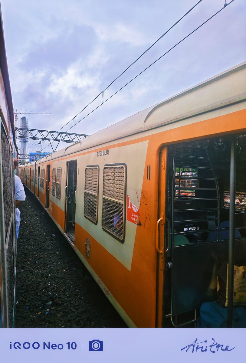 Aritra_Argha's tweet photo. A Morning in Howrah Local ❤️
#shotoniqoo #neo10 #indianrailways #howrah #iqoocommunity #kolkata https://t.co/MnY6WaduXK