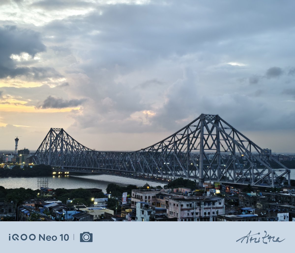 Aritra_Argha's tweet photo. A Morning in Howrah Local ❤️
#shotoniqoo #neo10 #indianrailways #howrah #iqoocommunity #kolkata https://t.co/MnY6WaduXK