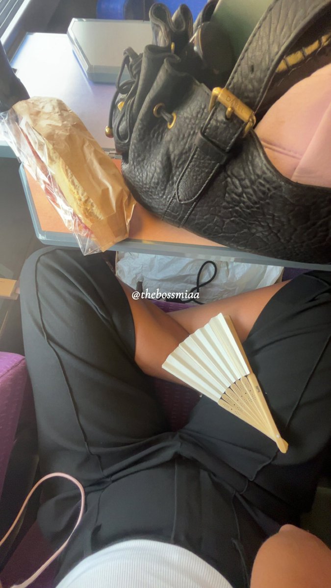 thebossmiaa's tweet photo. Les petites merdes vous savez ce qu’il vous reste à accomplir hihi🤭 https://t.co/Ls2pwJlFpQ