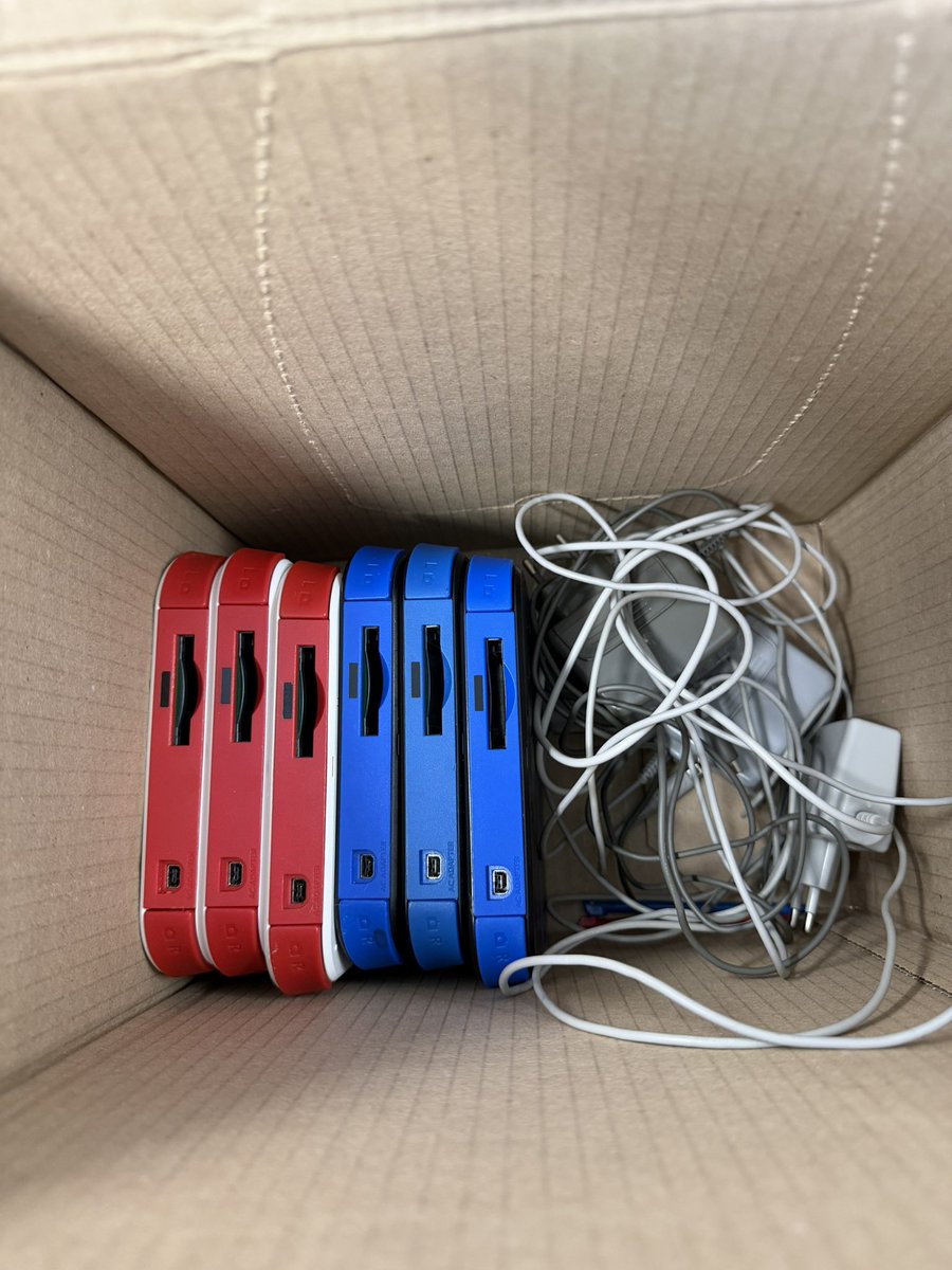 RaymondTeVe's tweet photo. Took a gamble and paid €100, for a box of broken Nintendo 2DSses. I am confident I can fix 2 or 3. https://t.co/tYG1cSteTx