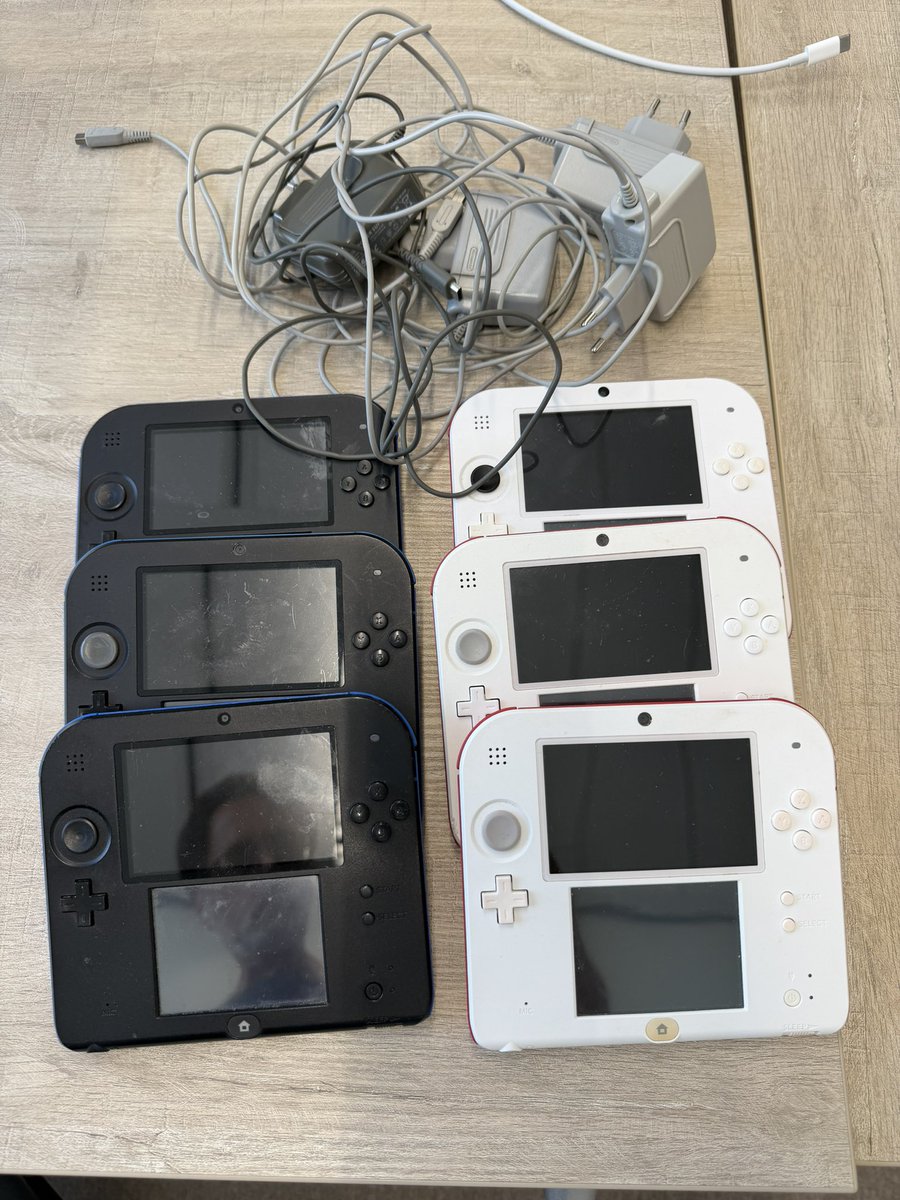 RaymondTeVe's tweet photo. Took a gamble and paid €100, for a box of broken Nintendo 2DSses. I am confident I can fix 2 or 3. https://t.co/tYG1cSteTx