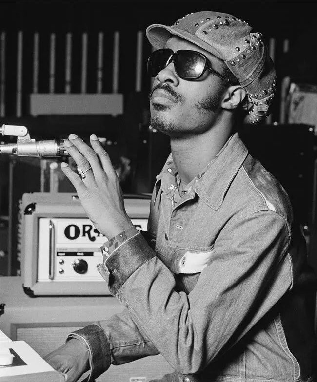 SVG__Collection's tweet photo. On this day in 1975, Stevie Wonder signs a 7-year, 7-album contract with a $13 million advance with Motown Records. https://t.co/Txi5cuoWcY