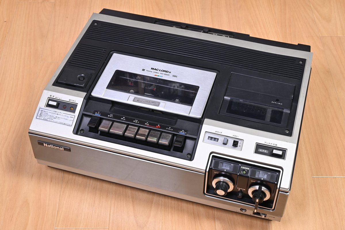 nikora060's tweet photo. ナショナルVHSビデオ第一号機「マックロード88」を入手。1977年発売、定価26万6000円。
非常に綺麗な機体で状態もよく、駆動系をレストアしようやく画が出た。実際に作動する機体は聞いたことがない。 https://t.co/yGe6BTIDLZ