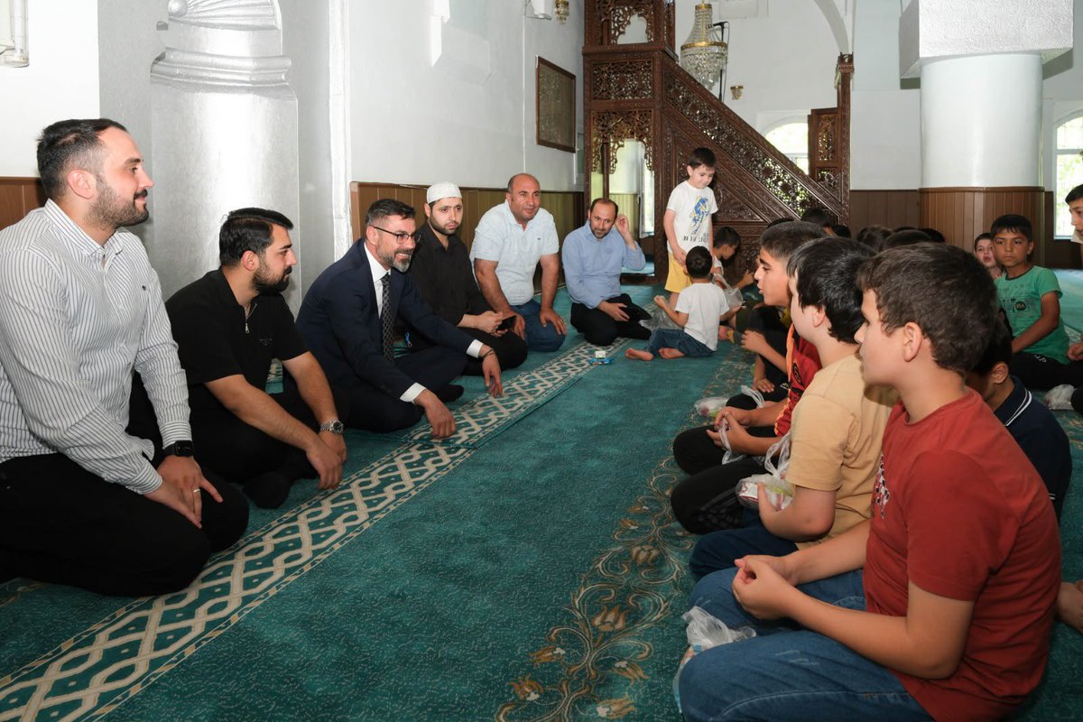 akgenclikbitlis's tweet photo. 📍Kızılmescit Camii 

Yaz Kur’an Kursları kapsamında Kızılmescit Kur’an Kursu’nu; Belediye Başkanımız Sn. Nesrullah TANGLAY, Gençlik Kolları MKYK Üyemiz Sn. Eyüp AĞIRTMIŞ ve Gençlik kolları başkanımız Sn. Vahit ORAK ile birlikte ziyaret ederek, Kur’an-ı Kerim öğrenen yavrularımızla bir araya geldik.

Evlatlarımızın gözlerindeki heyecan ve öğrenme azmi bizleri ziyadesiyle mutlu etti. Yaz tatillerini Kur’an-ı Kerim öğrenerek, manevi değerlerle yetişerek değerlendiren tüm çocuklarımızı ve onları büyük bir özveriyle yetiştiren kıymetli hocalarımızı gönülden tebrik ediyoruz.

Rabbim tüm evlatlarımızı vatanına, milletine ve dinine hayırlı; ilim, irfan ve güzel ahlak sahibi nesiller olarak yetiştirsin. Yolları açık, ömürleri bereketli olsun.

@T_Bedirhanoglu