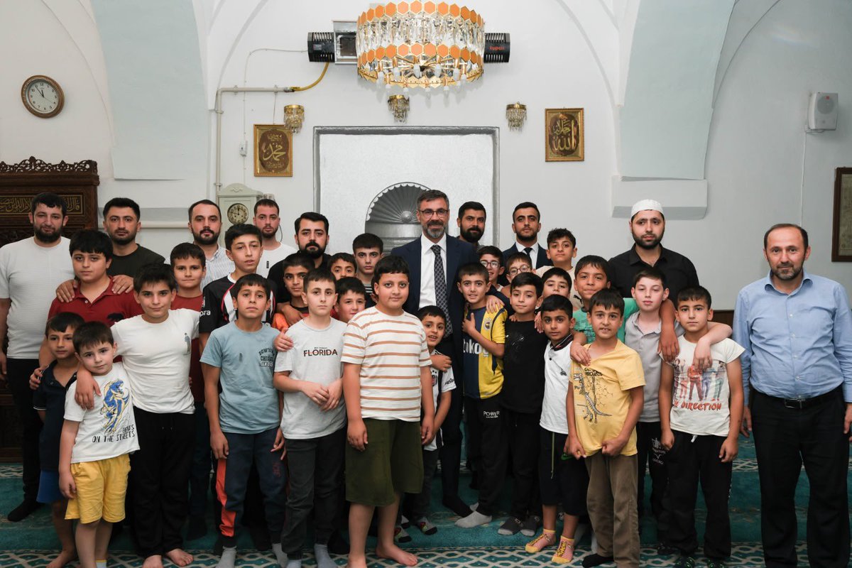 akgenclikbitlis's tweet photo. 📍Kızılmescit Camii 

Yaz Kur’an Kursları kapsamında Kızılmescit Kur’an Kursu’nu; Belediye Başkanımız Sn. Nesrullah TANGLAY, Gençlik Kolları MKYK Üyemiz Sn. Eyüp AĞIRTMIŞ ve Gençlik kolları başkanımız Sn. Vahit ORAK ile birlikte ziyaret ederek, Kur’an-ı Kerim öğrenen yavrularımızla bir araya geldik.

Evlatlarımızın gözlerindeki heyecan ve öğrenme azmi bizleri ziyadesiyle mutlu etti. Yaz tatillerini Kur’an-ı Kerim öğrenerek, manevi değerlerle yetişerek değerlendiren tüm çocuklarımızı ve onları büyük bir özveriyle yetiştiren kıymetli hocalarımızı gönülden tebrik ediyoruz.

Rabbim tüm evlatlarımızı vatanına, milletine ve dinine hayırlı; ilim, irfan ve güzel ahlak sahibi nesiller olarak yetiştirsin. Yolları açık, ömürleri bereketli olsun.

@T_Bedirhanoglu