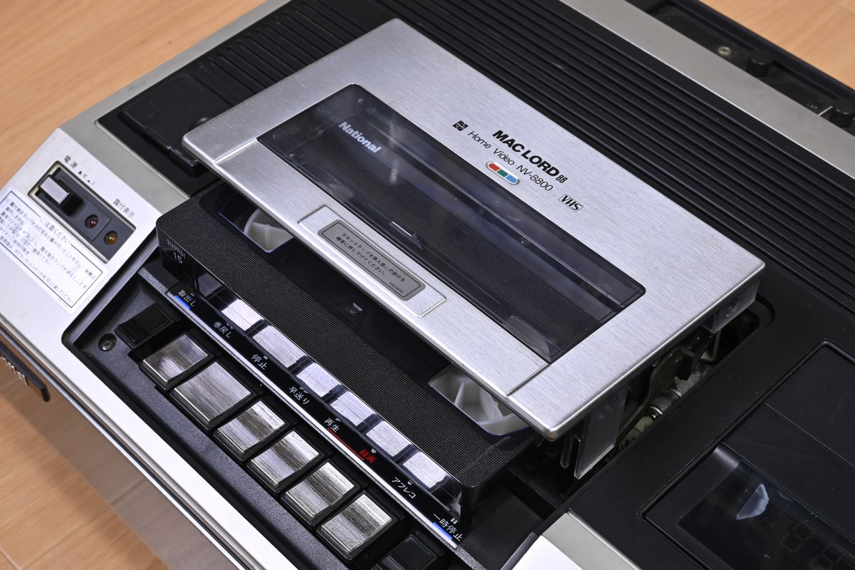 nikora060's tweet photo. ナショナルVHSビデオ第一号機「マックロード88」を入手。1977年発売、定価26万6000円。
非常に綺麗な機体で状態もよく、駆動系をレストアしようやく画が出た。実際に作動する機体は聞いたことがない。 https://t.co/yGe6BTIDLZ