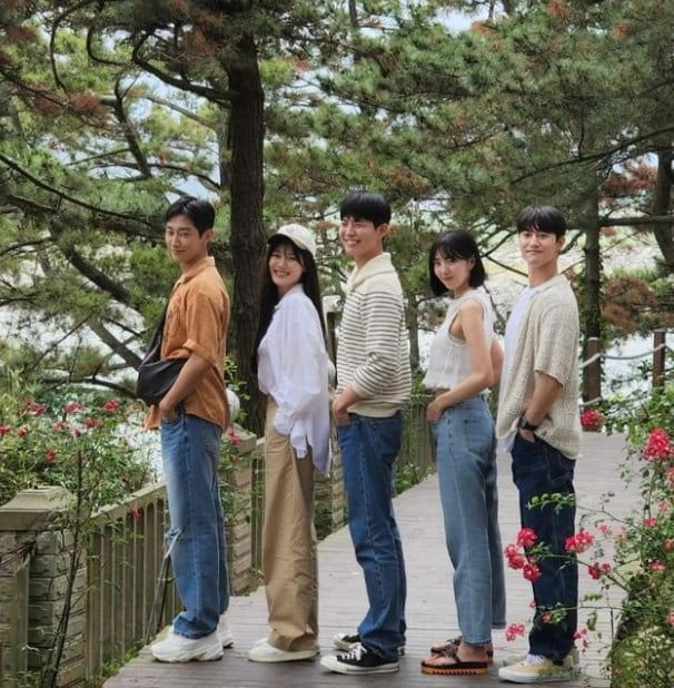 Ann_ellisse0612's tweet photo. The lead actors #LoveintheMoonlight: #PARKBOGUM, #KimYoojung, #JinYoung, #ChaeSubin& #KwakDongyeon— are currently filming a special 10th anniv variety show at an undisclosed location in Hongcheon, Gangwon Prov.
😍
Scheduled to air around Chuseok on Sept 25 https://t.co/POrXsgDL2z