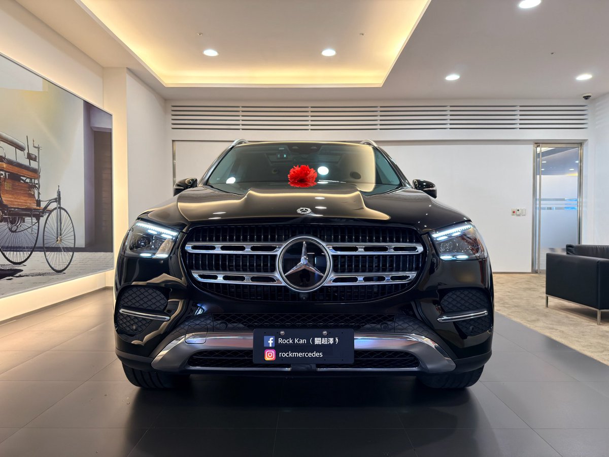 Mercedes_Rock's tweet photo. 🎉 豪華霸氣休旅 The GLE 吉日交車 🎉

渾厚動力的M256 3.0L六缸引擎，在5.6秒就能完成零百加速，讓駕馭過程平順舒適，爆發力十足😍

寬闊多變化的空間調整，滿足了生活各項所需，同時也讓每一位乘客都有著最好的享受💪

The Best or Nothing

#GLE450
#DrivingPerformance #V167
#neverstopimproving https://t.co/BzIDbQlRly