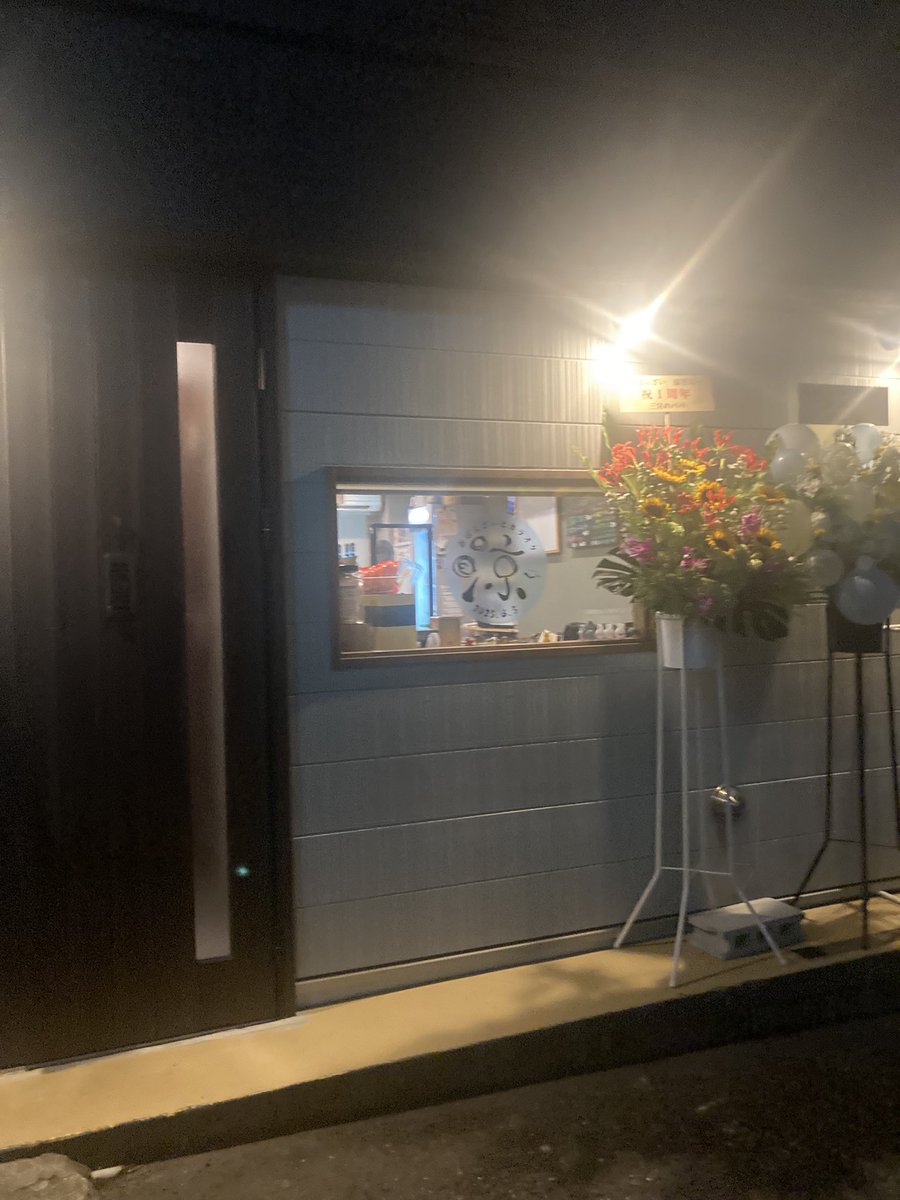 aiz00's tweet photo. 飲み屋の周年に行ってたがこのままの楽しさが続いたら明日やばいので帰った https://t.co/lTADugHgBr