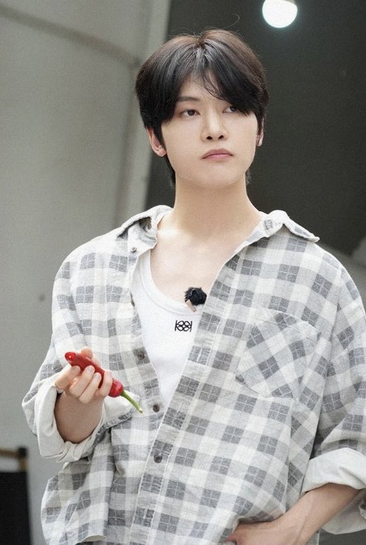 myseokryudan's tweet photo. i love how they have so many pics of matthew with food in his hands like that's our resident foodie right there https://t.co/K27ADeAR2Y