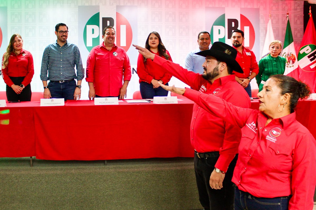 MT_CEN_OFICIAL's tweet photo. Nuestra Secretaria General Alejandra Andrade del MT Nacional tomó protesta a la nueva dirigencia en Nuevo León encabezada por Jesús Salvador Guajardo Quiroga como Secretario General y Laura de la Cruz Suárez como Secretaria de Organización del Movimiento Territorial en Nuevo León https://t.co/A7zXN2CS2A