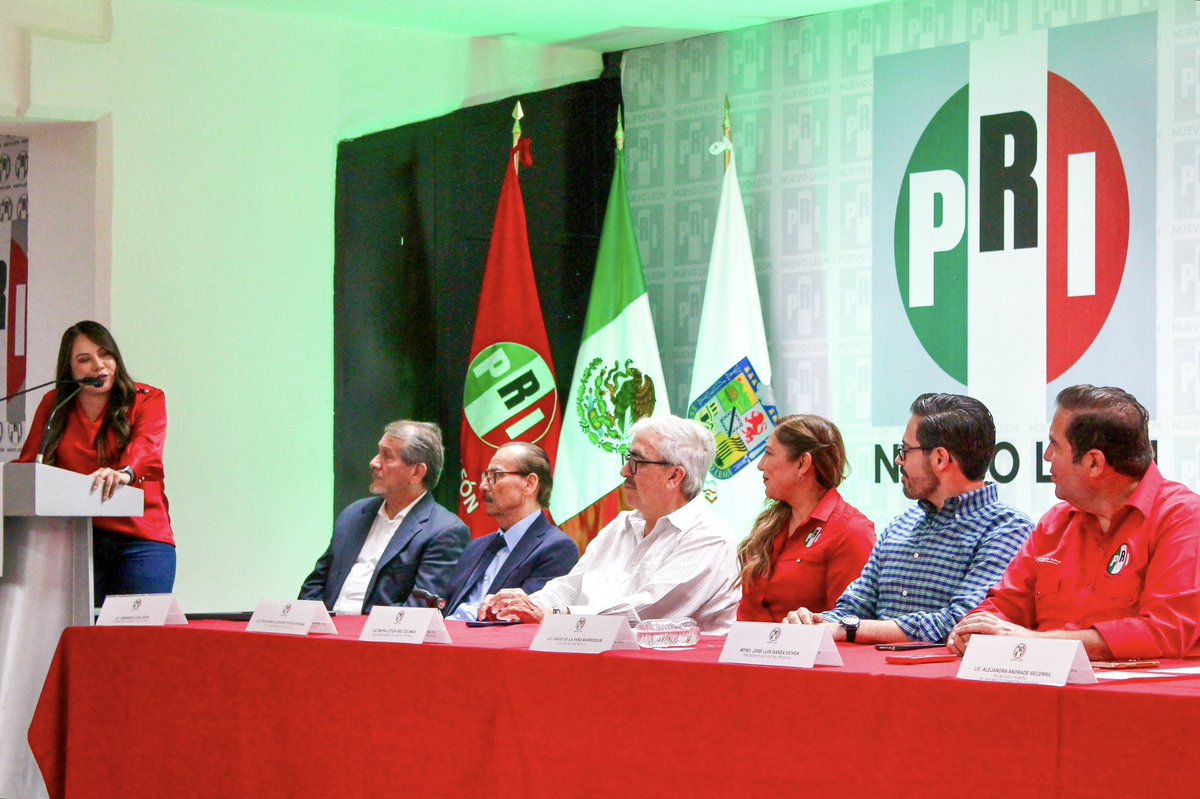 MT_CEN_OFICIAL's tweet photo. Nuestra Secretaria General Alejandra Andrade del MT Nacional tomó protesta a la nueva dirigencia en Nuevo León encabezada por Jesús Salvador Guajardo Quiroga como Secretario General y Laura de la Cruz Suárez como Secretaria de Organización del Movimiento Territorial en Nuevo León https://t.co/A7zXN2CS2A