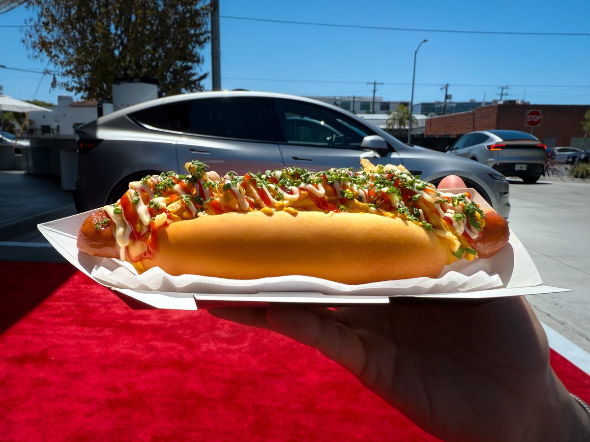 AllTeslas's tweet photo. An extra-long hot dog has been added to the Tesla Diner menu 🌭
#Tesla https://t.co/K5zTzj8p5E