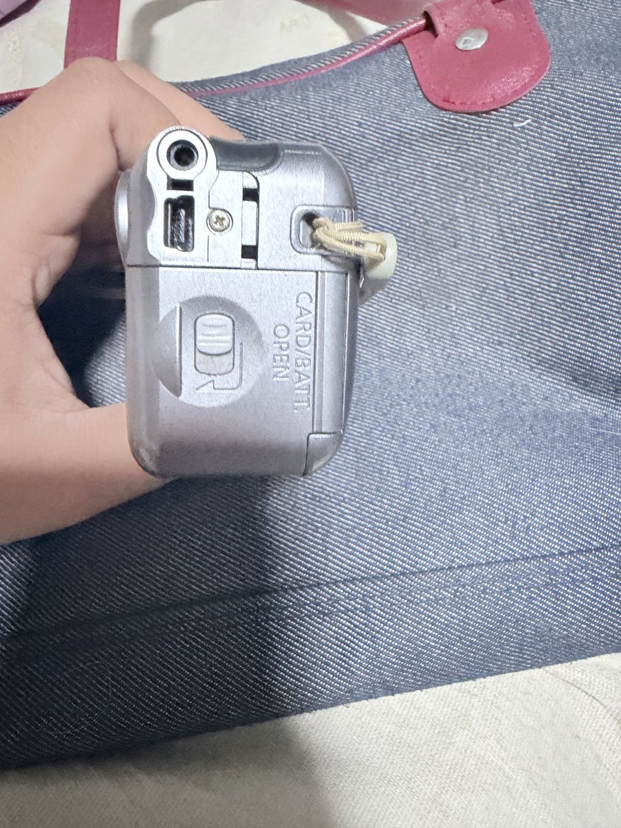 fahsaio_oi's tweet photo. Canon powershot A410 :990฿
ปล่อยต่อค้าบสภาพการใช้งานปกติเปิดใช้งานได้แฟลชปกติค้าบสามารถขอดูพต.ได้ค้าบบบ (พร้อมจบลดได้ค้าบบบ)
Ig:lilfahsaii 🙏🏼

#กล้องดิจิตอลมือสอง #กล้องดิจิตอลเก่า  #ของมือสอง #ส่งต่อกล้องดิจิตอล #กล้องดิจิตอล https://t.co/rV7XT9l8vR