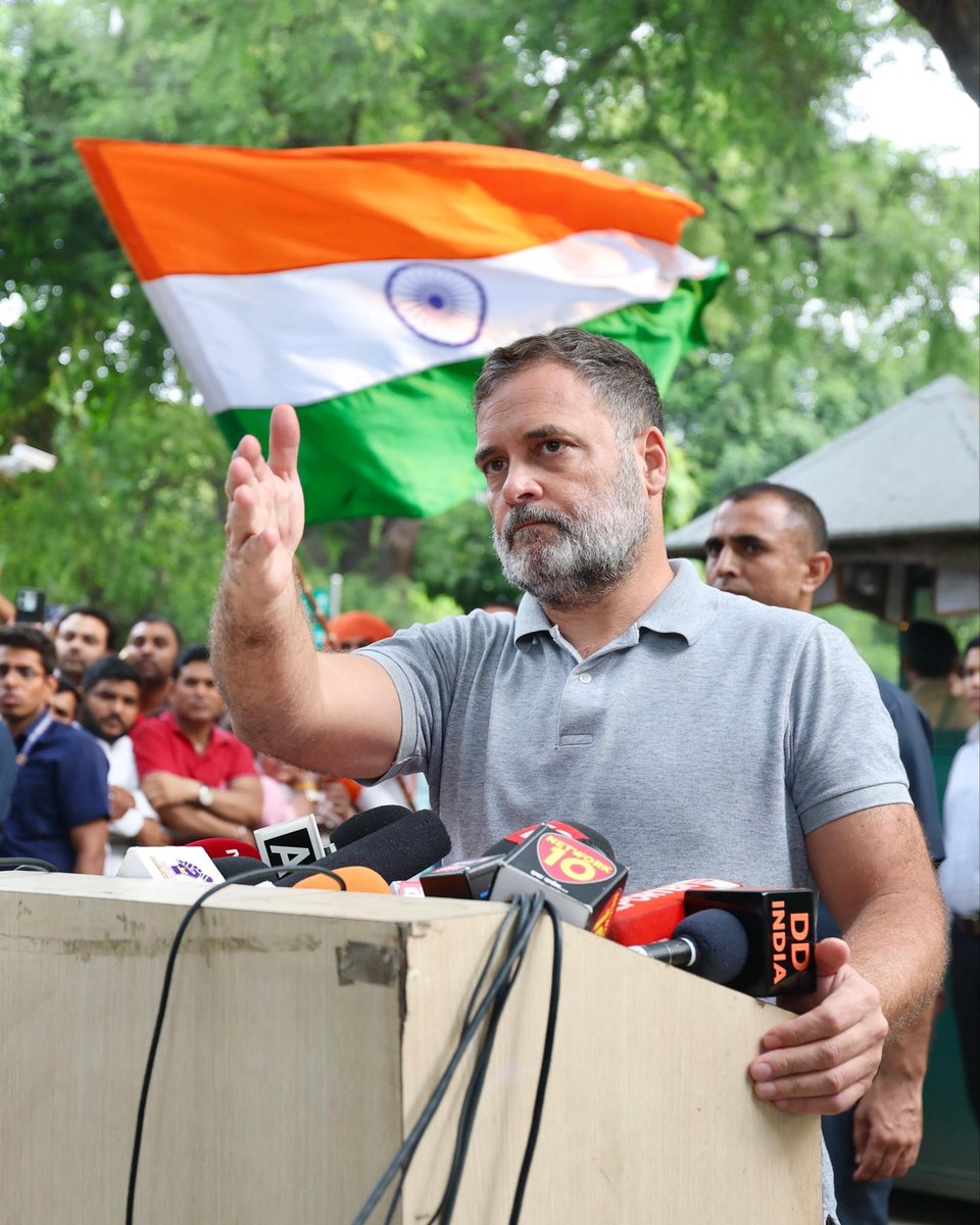 imMNK_'s tweet photo. भारत के भविष्य को देखिए - युवा, निडर, बेबाक, देशभक्त।

और प्रधानमंत्री-गृह मंत्री? न संसद आने का साहस, न जवाब देने की हिम्मत।

@RahulGandhi https://t.co/AwkgOej7Gf
